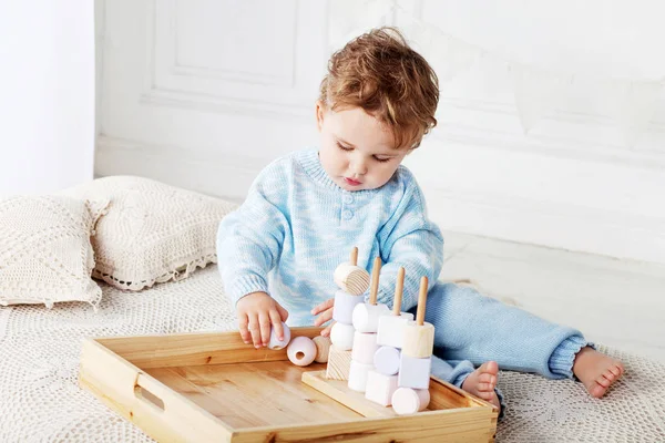 Kind Jongen Spelen Zijn Kamer Met Een Houten Speelgoed Sorter — Stockfoto