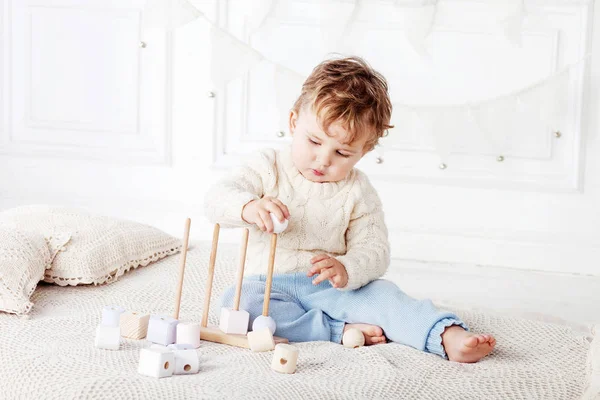 Kind Jongen Spelen Zijn Kamer Met Een Houten Speelgoed Sorter — Stockfoto