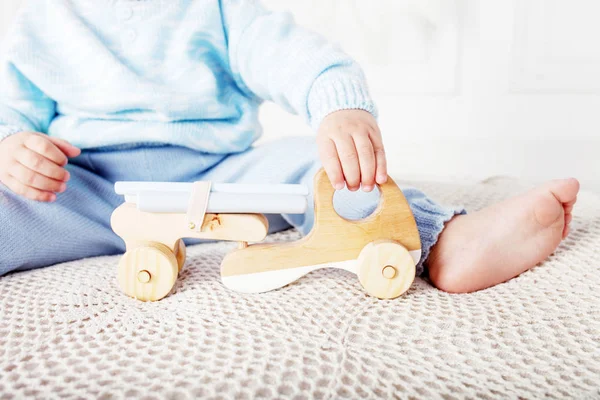 Dítě Chlapec Hraje Svém Pokoji Dřevěné Autíčko Zavřít Obrázek — Stock fotografie