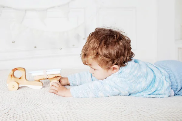 Kind Jongen Spelen Zijn Kamer Met Een Houten Speelgoedauto — Stockfoto