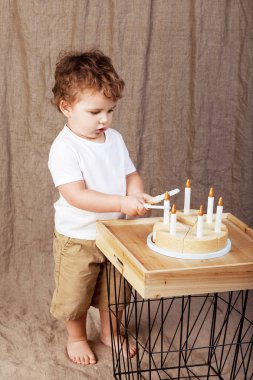Ahşap oyuncak pasta ile odasında oynayan çocuk çocuk