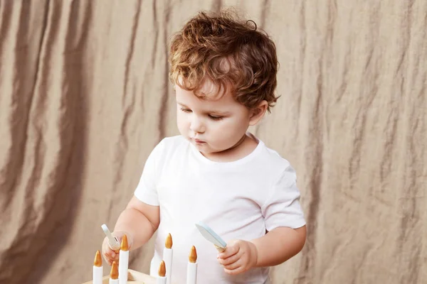 Kind Jongen Spelen Zijn Kamer Met Een Houten Speelgoed Taart — Stockfoto