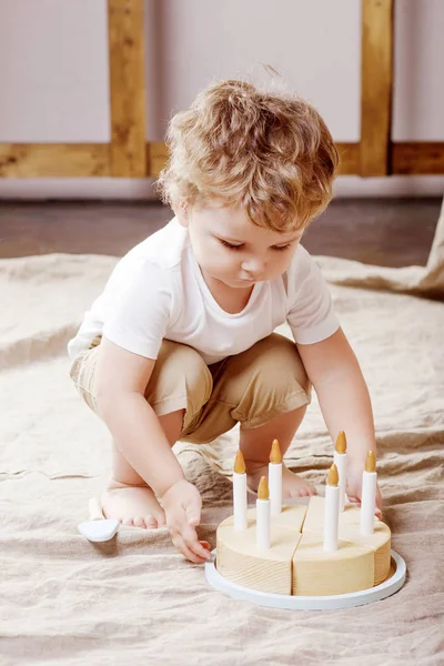 Kind Jongen Spelen Zijn Kamer Met Een Houten Speelgoed Taart — Stockfoto