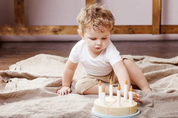 Kind Jongen Spelen Zijn Kamer Met Een Houten Speelgoed Taart — Stockfoto