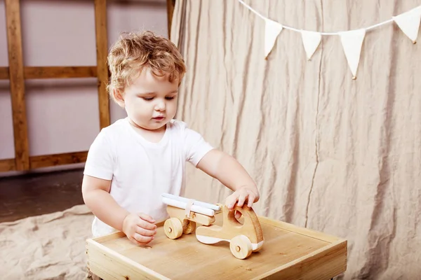 Chłopiec Dziecko Grając Jego Pokoju Drewnianą Samochodzik — Zdjęcie stockowe