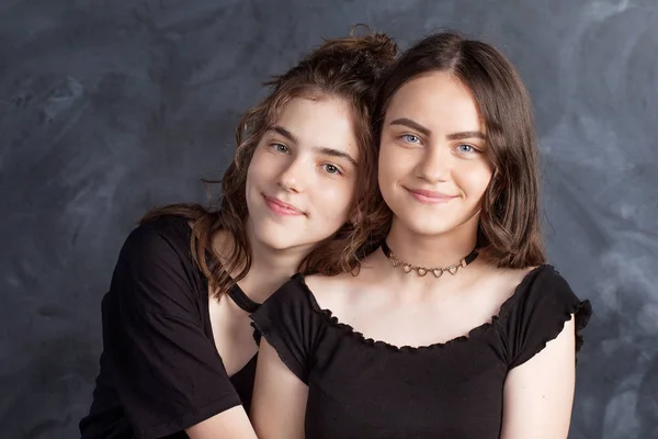 Portrait Deux Adolescentes Souriantes Naturelles Gros Plan Portrait Style Vie — Photo