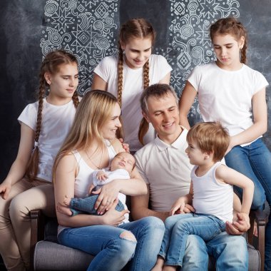 Büyük aile portresi. Beş çocuklu aileler plaing. Annem ve babam yeni doğmuş bebek, yürümeye başlayan çocuk ve gençler. Büyük mutlu bir aile kavramı