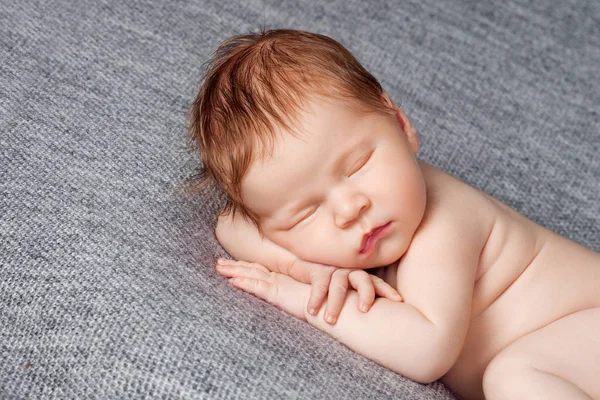 Een Naakt Pasgeboren Baby Gekruld Omhoog Slaap Een Grijze Geweven — Stockfoto