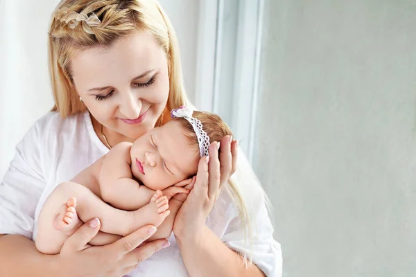 Mujer Bonita Sosteniendo Una Niña Recién Nacida Sus Brazos Feliz —  Fotos de Stock