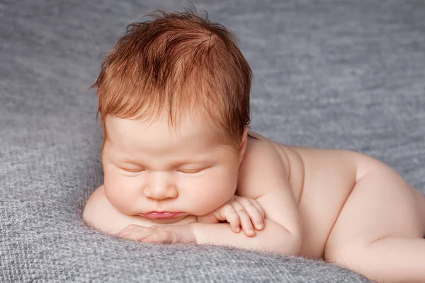 Bebê Recém Nascido Enrolado Dormindo Cobertor Texturizado Cinza — Fotografia de Stock