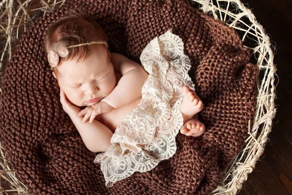 Γλυκό Μωρό Νεογέννητο Κορίτσι Κοιμάται Στο Καλάθι Σκούρο Καφέ Φόντο — Φωτογραφία Αρχείου
