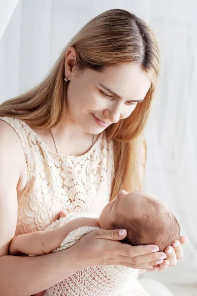Όμορφη Γυναίκα Κρατώντας Ένα Νεογέννητο Μωρό Στην Αγκαλιά Της Έννοια — Φωτογραφία Αρχείου