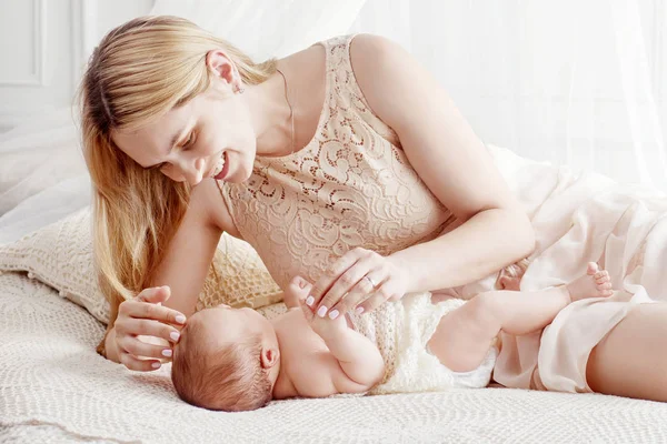 Mutter Und Kind Auf Einem Weißen Bett Mutter Und Neugeborener — Stockfoto