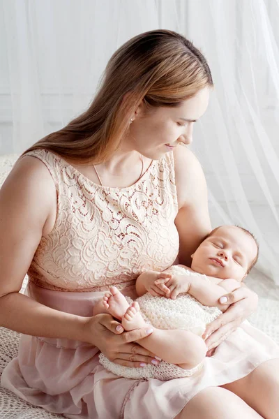 Mujer Bonita Sosteniendo Bebé Recién Nacido Sus Brazos Concepto Maternidad —  Fotos de Stock