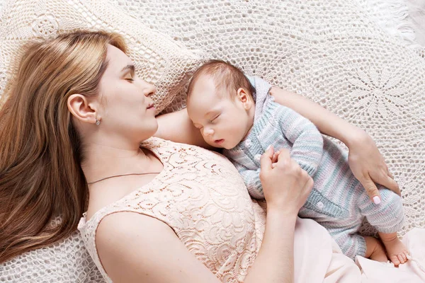 Ganska Ung Mamma Skeeping Med Sin Nyfödda Baby Vacker Mamma — Stockfoto