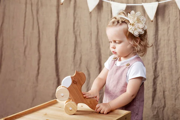 Kind Meisje Spelen Met Een Houten Speelgoed Vogel Schattig Meisje — Stockfoto