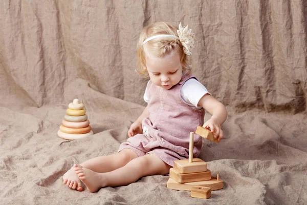 Kind Meisje Spelen Met Een Houten Speelgoed Piramide Schattig Meisje — Stockfoto