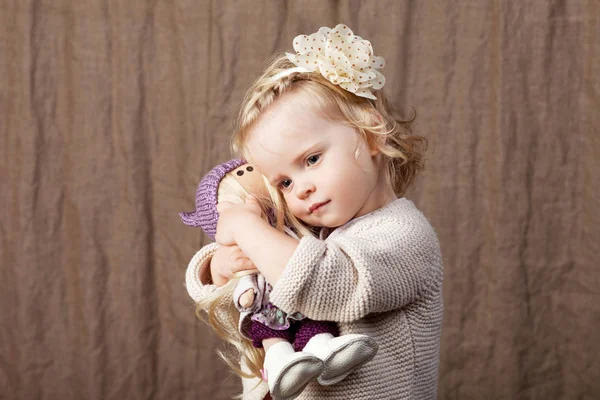 Niña Jugando Con Dall Niña Linda Con Juguetes Naturales — Foto de Stock