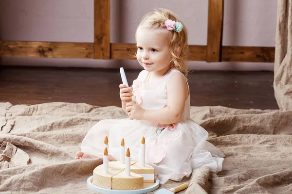 Kind Meisje Speelt Met Een Taart Van Houten Speelgoed Schattig — Stockfoto