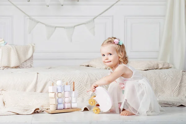 Niña Jugando Con Juguete Madera Niña Linda Con Juguetes Naturales — Foto de Stock