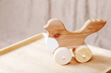 Çocuklar Doğal keten zemin üzerine için şirin ahşap el yapımı oyuncak. El yapımı ahşap kuş 