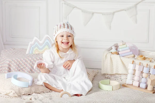 Niña Sonriente Jugando Con Juguetes Madera Niña Linda Con Juguetes — Foto de Stock