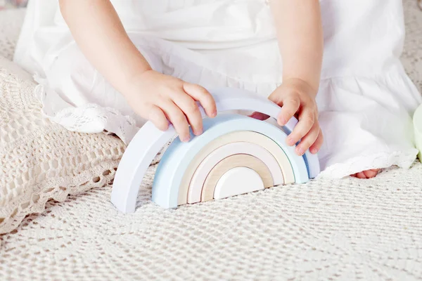 Kind Meisje Spelen Met Een Houten Speelgoed Piramide Schattig Meisje — Stockfoto