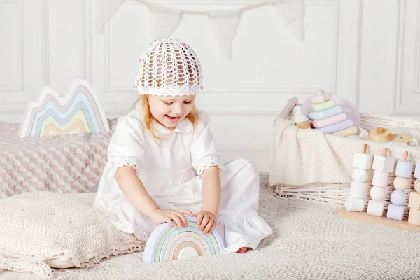 Niña Jugando Con Una Pirámide Juguete Madera Niña Linda Con — Foto de Stock