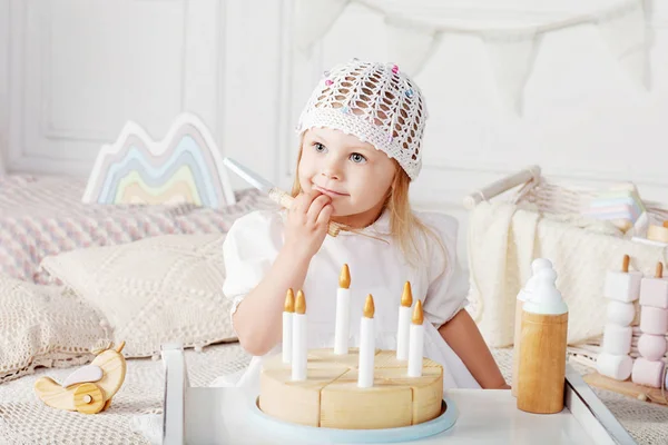 Kind Meisje Speelt Met Een Taart Van Houten Speelgoed Schattig — Stockfoto