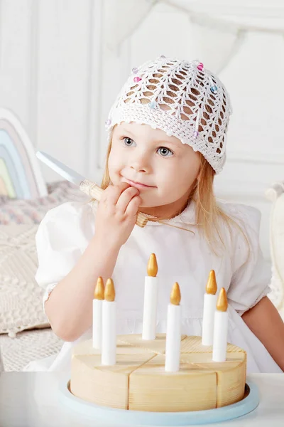 Kind Meisje Speelt Met Een Taart Van Houten Speelgoed Schattig — Stockfoto