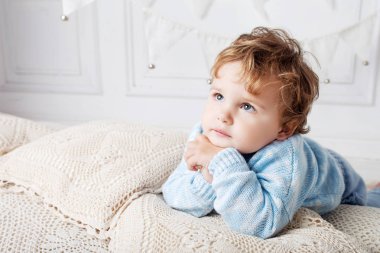 Mutlu bebek çocuk yatak odasında portresi. Kopya alanı