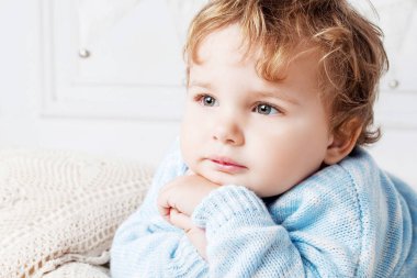 Mutlu bebek çocuk yatak odasında portresi. Düşünceli bak. Kopya alanı