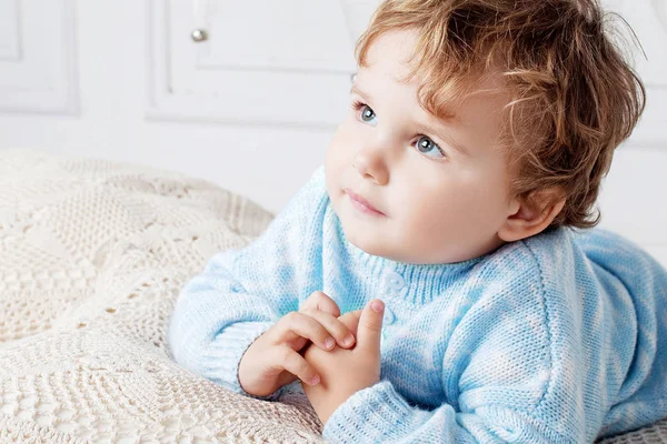 Retrato Bebê Adorável Feliz Cama Seu Quarto Espaço Cópia — Fotografia de Stock