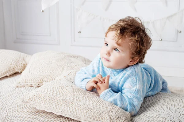 Portret Van Gelukkig Schattig Jongetje Het Bed Zijn Kamer Interesse — Stockfoto