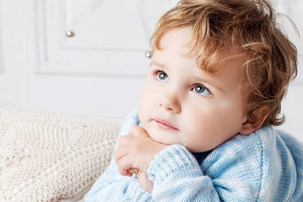 Retrato Del Adorable Niño Feliz Cama Habitación Copiar Espacio — Foto de Stock