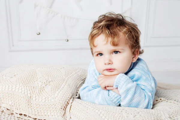 Πορτραίτο Του Ευτυχισμένο Αξιολάτρευτο Μωρό Αγόρι Στο Κρεβάτι Στο Δωμάτιό — Φωτογραφία Αρχείου