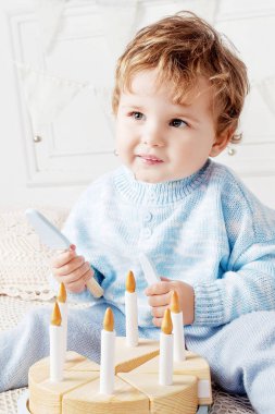 Ahşap oyuncak pasta ile odasında oynayan çocuk çocuk