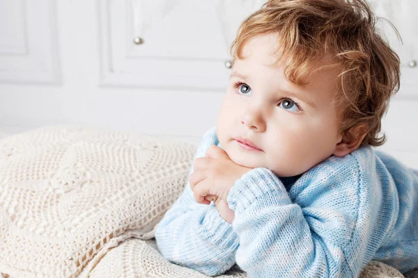 Retrato Bebê Adorável Feliz Cama Seu Quarto Olha Para Cima — Fotografia de Stock