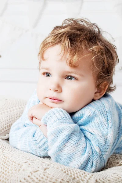 Portret Van Gelukkig Schattig Jongetje Het Bed Zijn Kamer Doordachte — Stockfoto