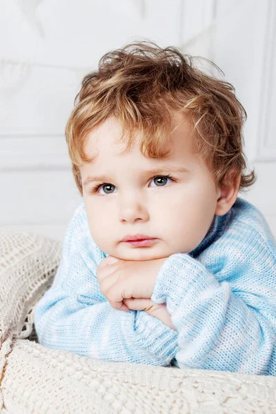 Retrato Del Adorable Niño Feliz Cama Habitación Mirada Atenta —  Fotos de Stock