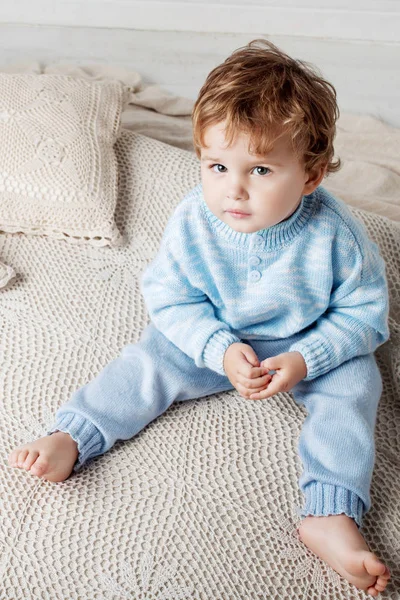快乐可爱的男婴在他房间的床上的肖像 — 图库照片