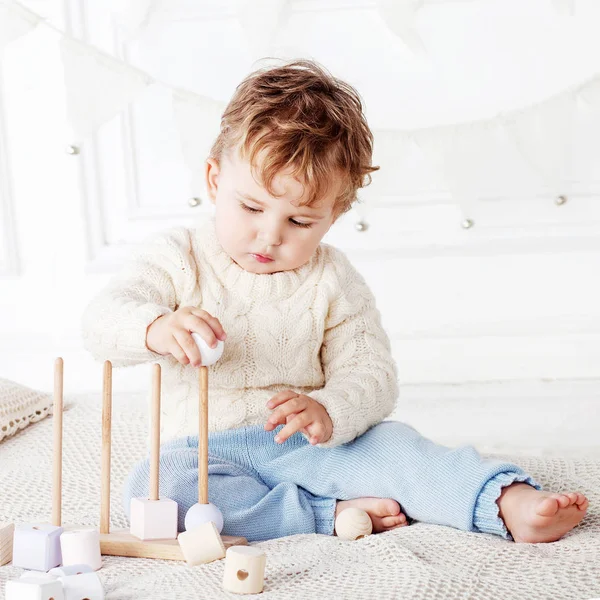 Dítě Chlapec Hraje Svém Pokoji Dřevěnou Hračku Řazení — Stock fotografie