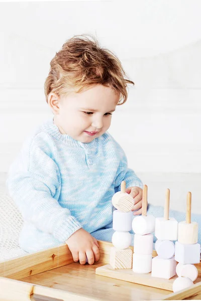 孩子男孩在他的房间里玩一个木制玩具分拣器 微笑可爱的男孩与自然玩具 — 图库照片