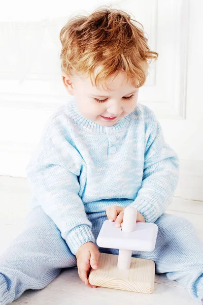 孩子男孩在他的房间里玩一个木制玩具金字塔 微笑可爱的男孩与自然玩具 — 图库照片