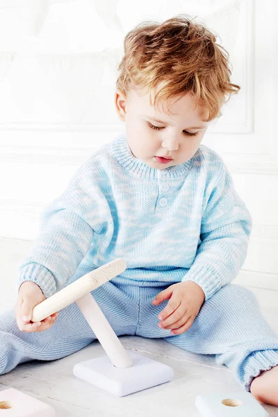 Kind Jongen Spelen Zijn Kamer Met Een Houten Speelgoed Piramide — Stockfoto