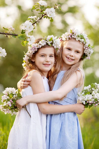 Meninas Bonitas Vestidos Longos Jardim Com Macieiras Florescentes Meninas Sorridentes — Fotografia de Stock