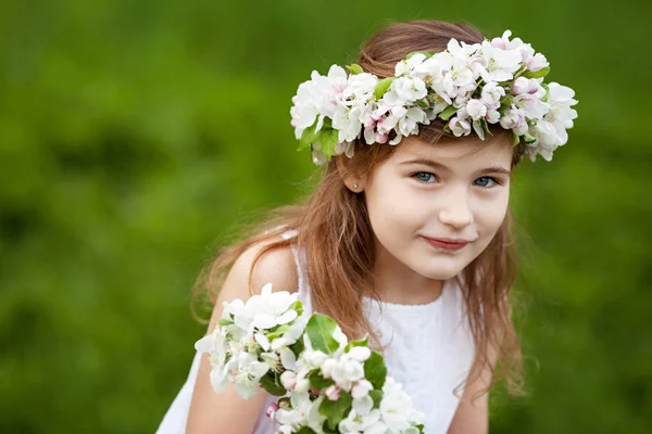 Blosoming リンゴの木と庭の白いドレスの美しい少女 微笑んでいる女の子を楽しんで — ストック写真