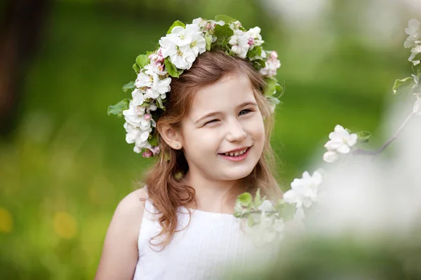 Menina Bonita Vestido Branco Jardim Com Macieiras Florescentes Menina Bonito — Fotografia de Stock