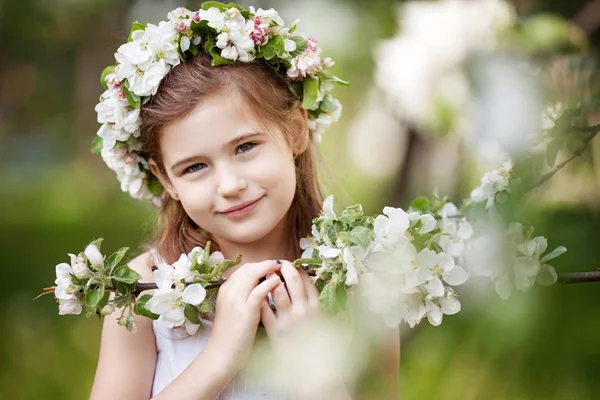 Menina Bonita Vestido Branco Jardim Com Macieiras Florescentes Menina Bonito — Fotografia de Stock