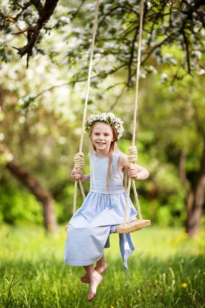 Roztomilá Mladá Dívka Baví Houpačce Kvetoucí Zahradě Starý Strom Apple — Stock fotografie